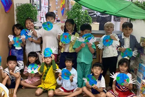教室での学びの中で地球をテーマにした工作を手にする子どもたち